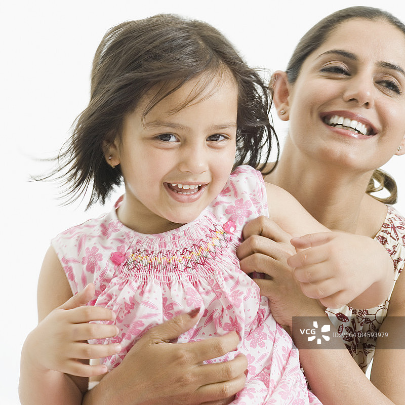 一个女孩和她的母亲玩的特写镜头和微笑图片素材