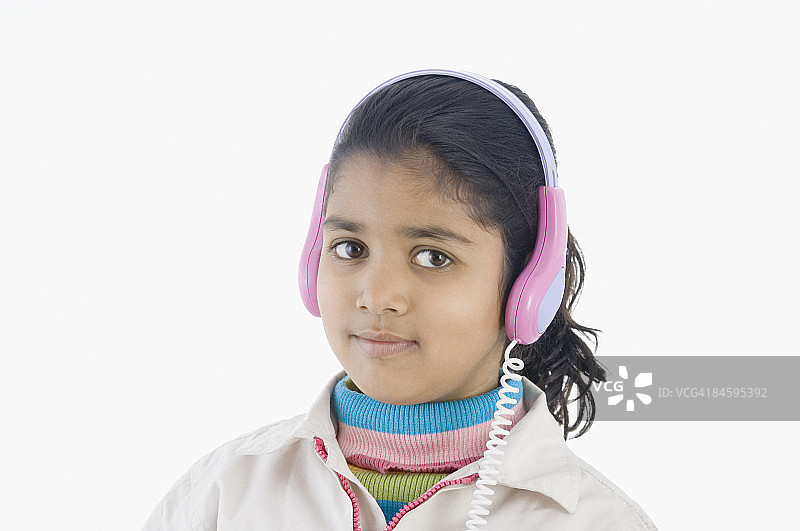 一个听音乐的女孩的肖像图片素材