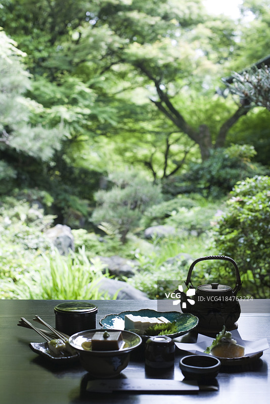 户外餐桌上的传统日本料理图片素材