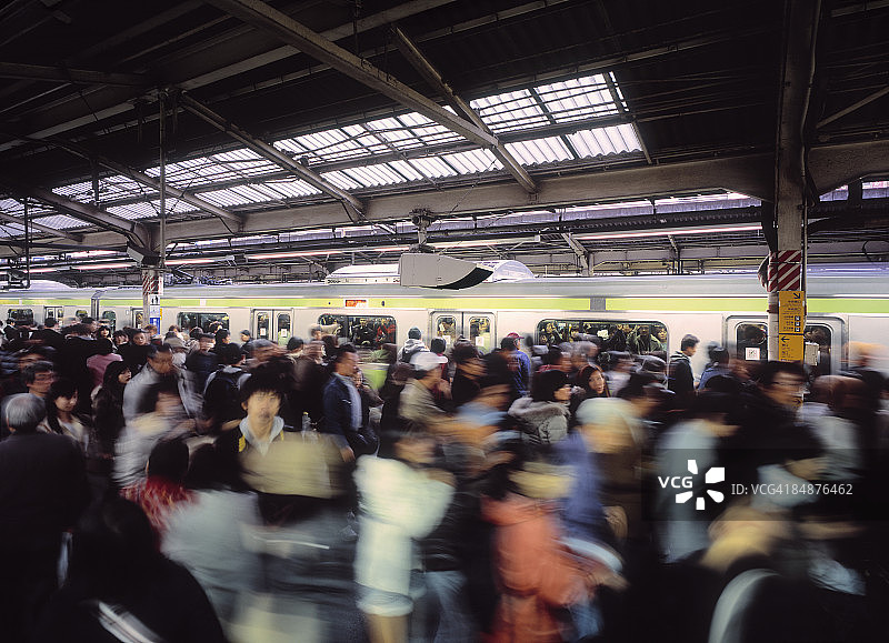 东京通勤者换车的高峰期图片素材