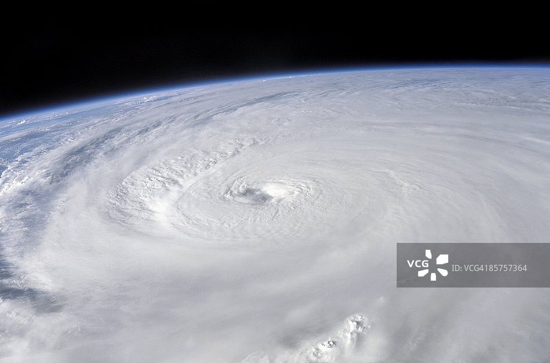 伊万飓风眼，正掠过古巴图片素材