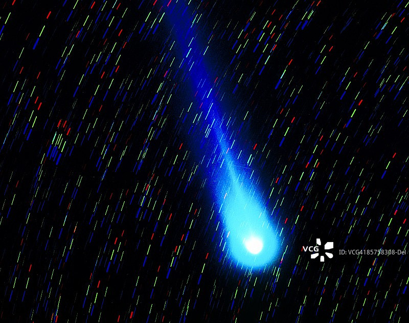 百武彗星的头部或彗发(右下)和彗尾的特写，这是天空中出现的最明亮的彗星之一图片素材