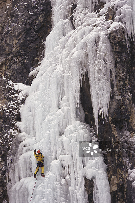 在加拿大阿尔伯塔省沃特顿湖国家公园攀冰图片素材