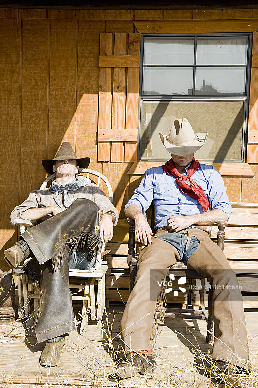 两个牛仔睡在椅子上图片素材