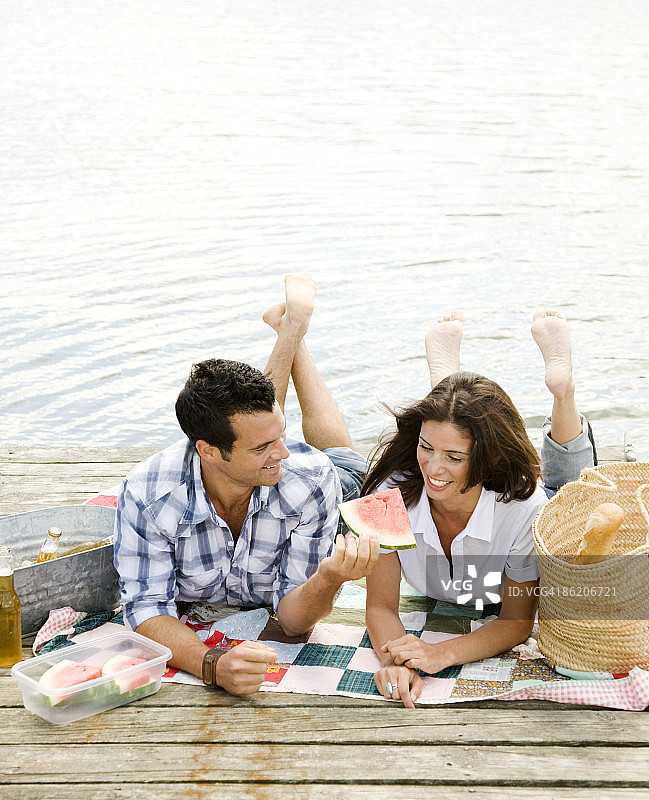 一对夫妇在码头野餐图片素材