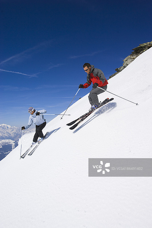 男人和女人在滑雪图片素材