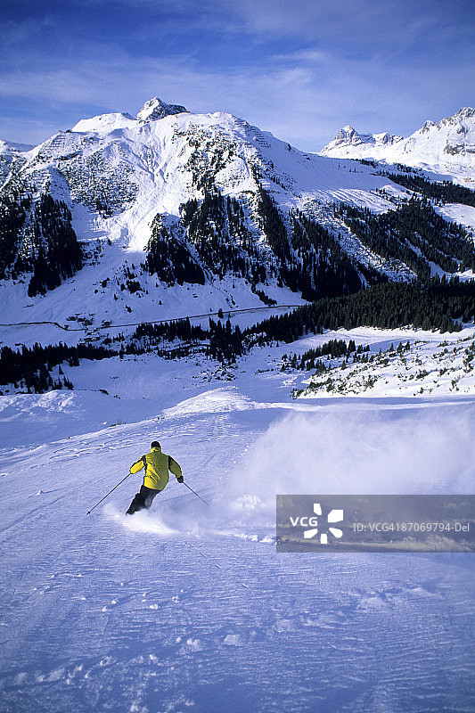 奥地利莱赫，一名男子在滑雪。图片素材