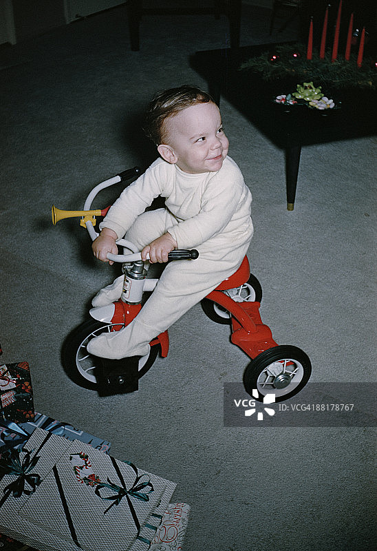骑三轮车的男孩图片素材