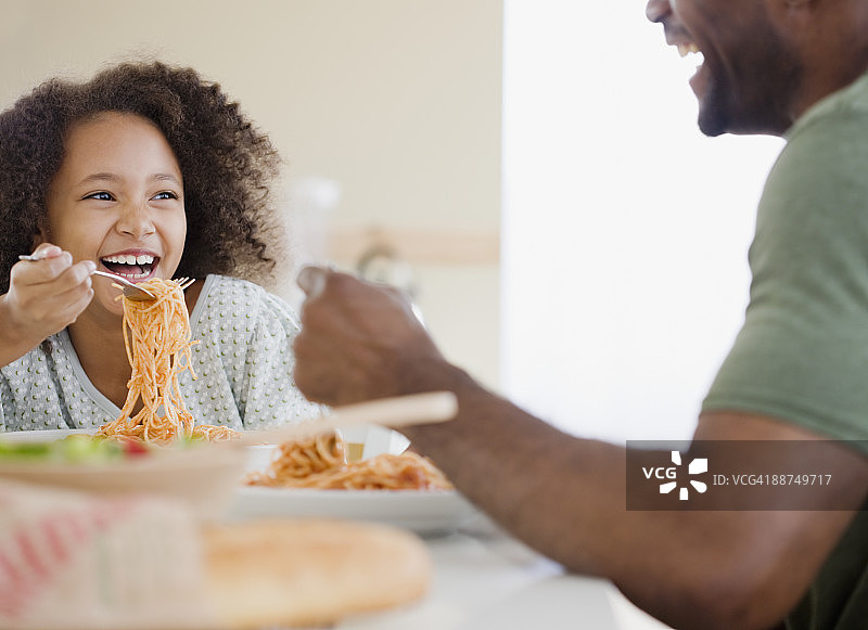 非洲父女在吃意大利面图片素材
