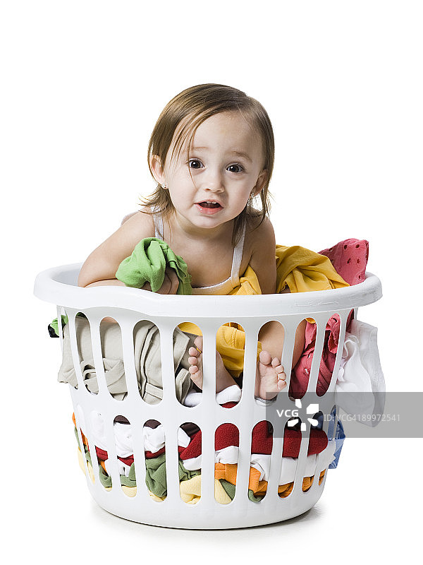 小女孩在洗衣篮里图片素材
