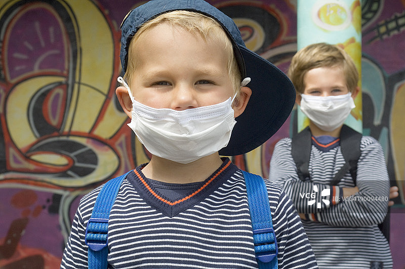 孩子们戴着面具保护他们图片素材