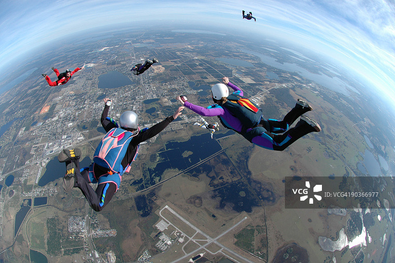 版权免费股票照片:妇女跳伞-飞高图片素材