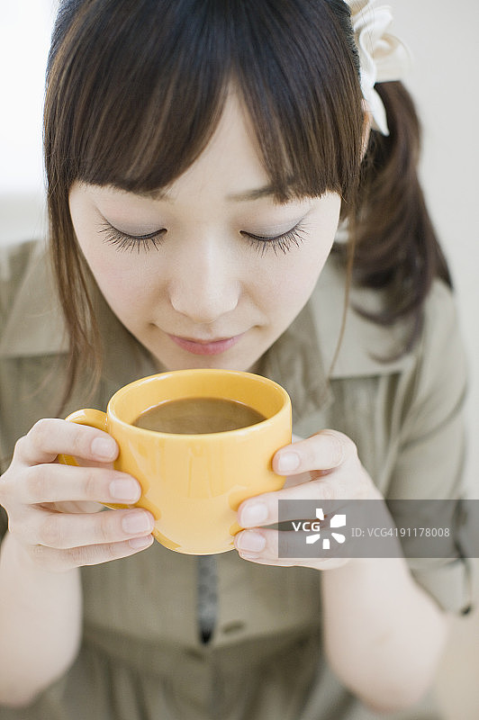 女人喝咖啡图片素材