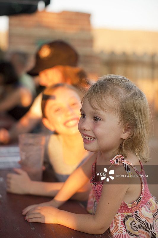 孩子和家人在野餐桌上图片素材