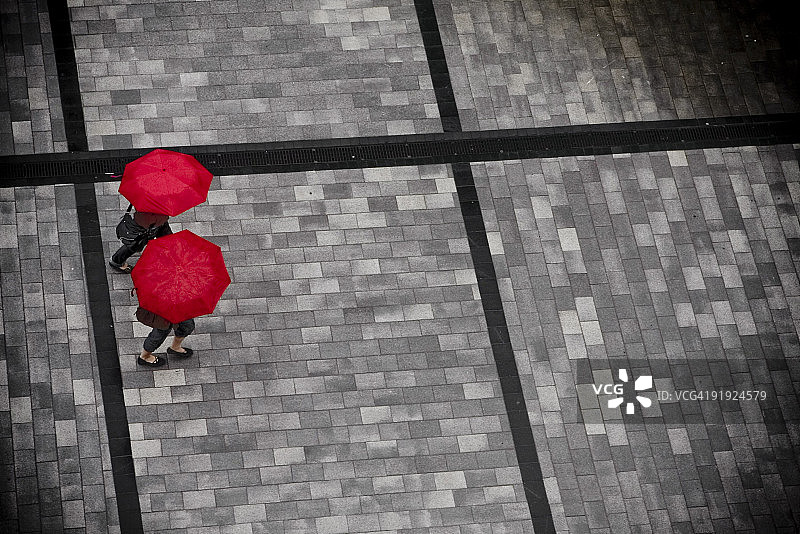 广场上的红色雨伞图片素材