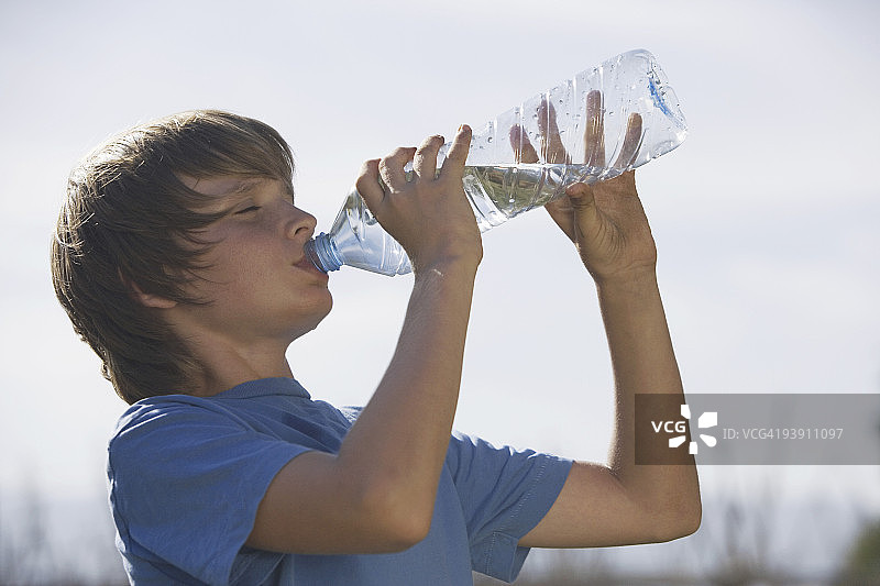 男孩喝水的低角度图片素材