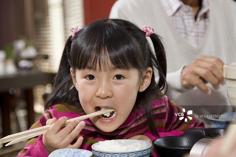 女孩吃大米图片素材