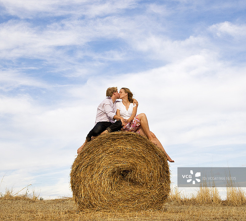 女人和男人在干草堆上接吻图片素材