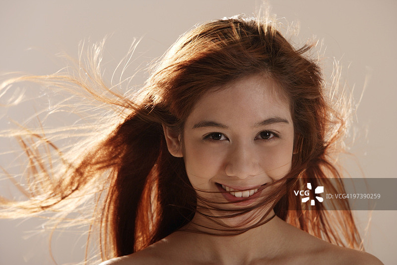 亚洲女孩与风吹头发图片素材