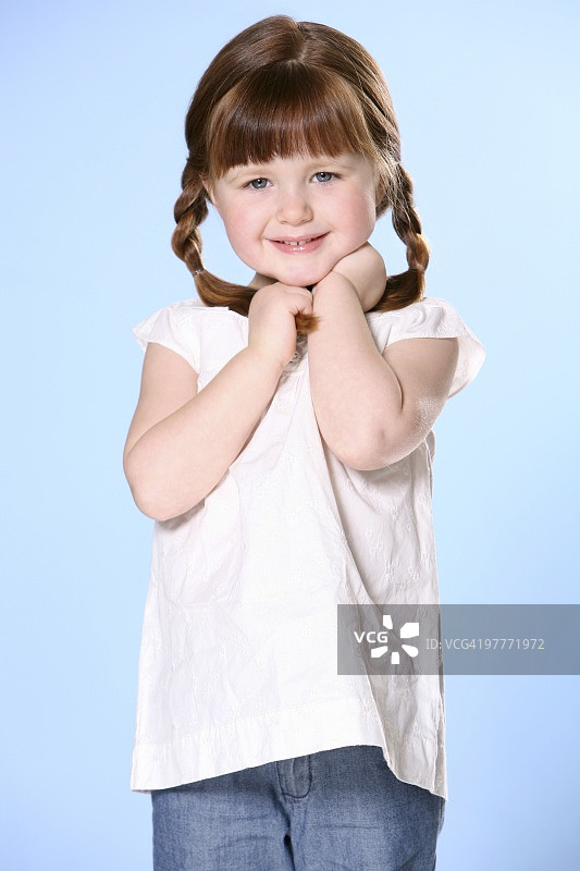 一个扎着辫子的小女孩的肖像图片素材