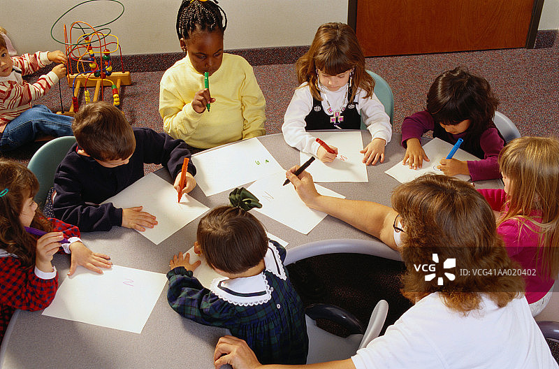 一群孩子在教室里画画图片素材
