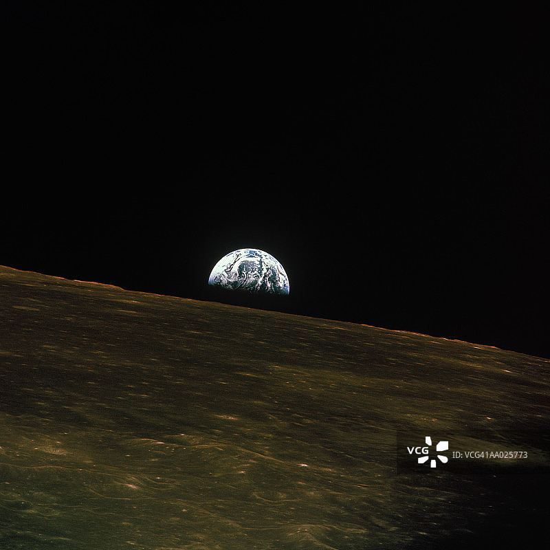 地球在月球地平线上升起图片素材