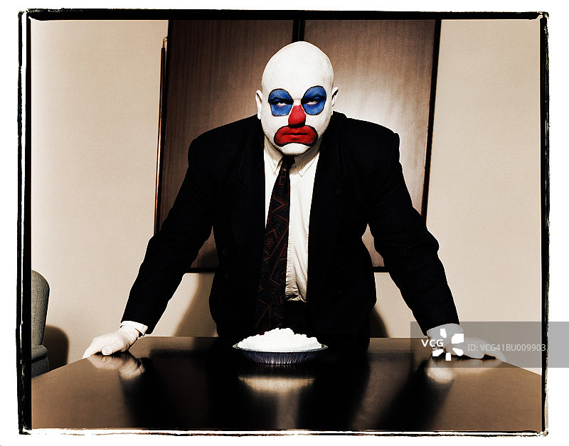 带奶油派的商务小丑会议室图片素材