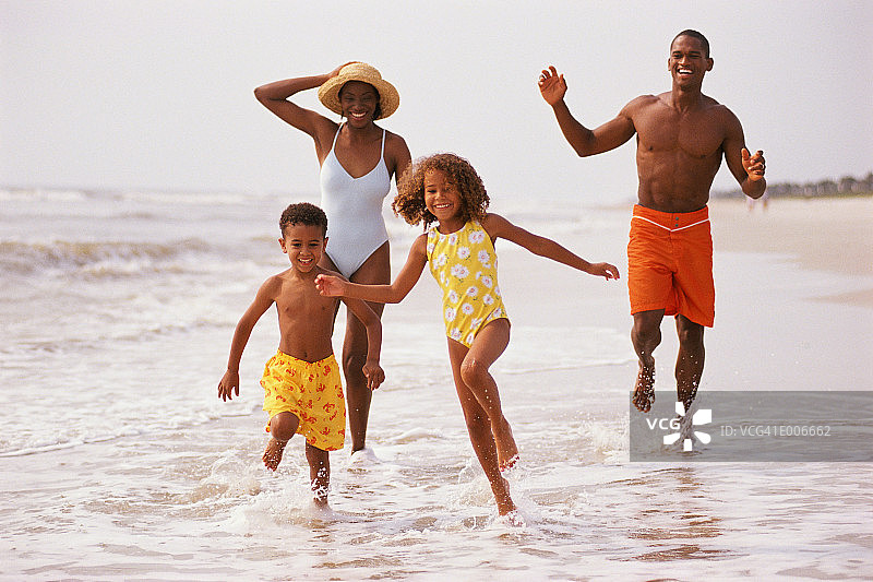 非洲裔美国人在海滩上跑步图片素材