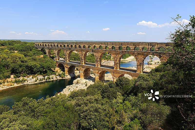 著名的古罗马高架渠——加德桥横跨法国南部(加德)的加登河。图片素材