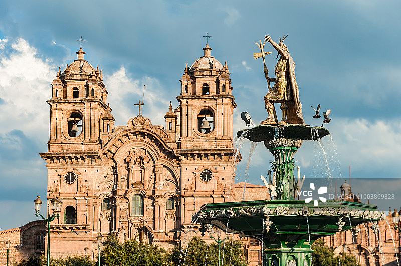 位于秘鲁库斯科城市广场阿马斯广场中央的喷泉。图片素材
