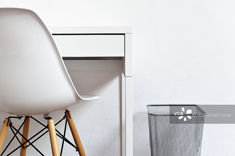 现代的白色书桌、椅子和废纸篓图片素材