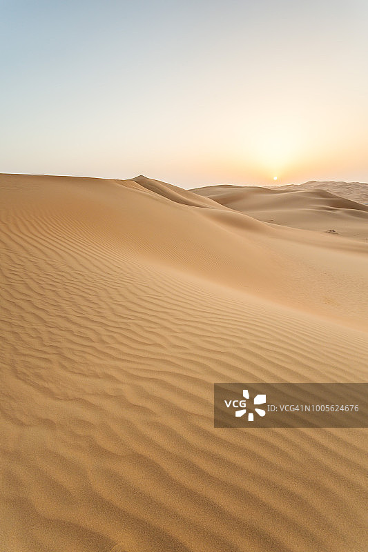 沙丘沙漠日出，阿布扎比，阿联酋图片素材
