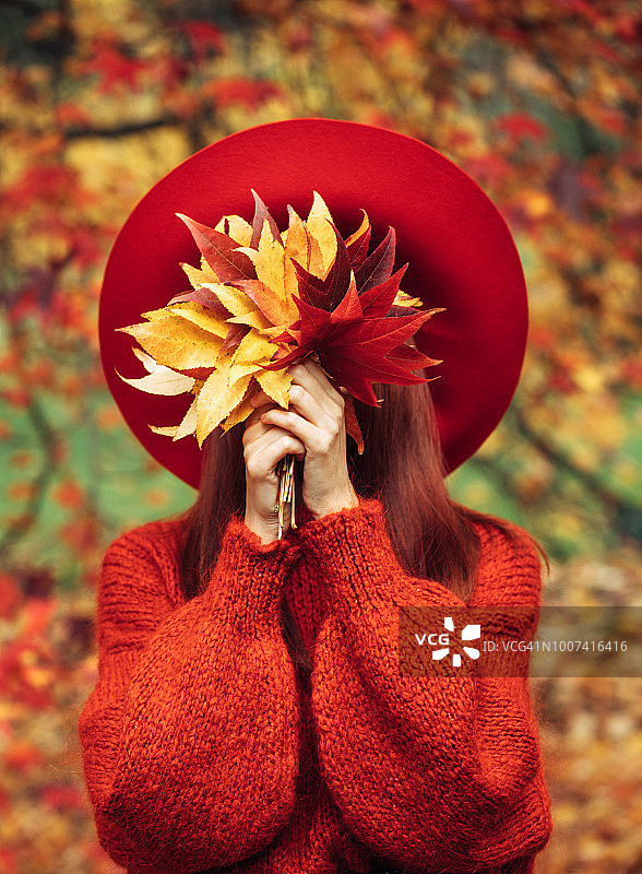 美丽的女人享受阳光明媚的秋日图片素材