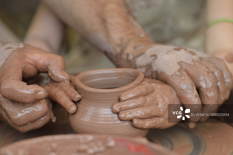 蒙大拿州米苏拉，儿童粘土手学习制作陶器图片素材