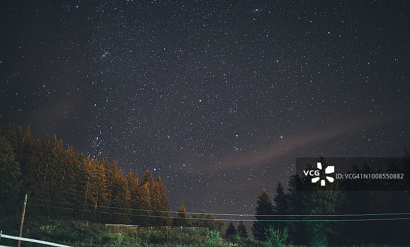 繁星点点的夜空笼罩着山林图片素材