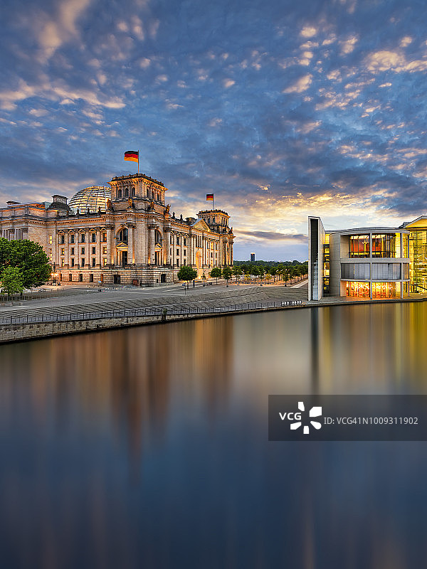德国柏林，国会大厦和保罗Loebe政府大楼在晚上施普雷河图片素材