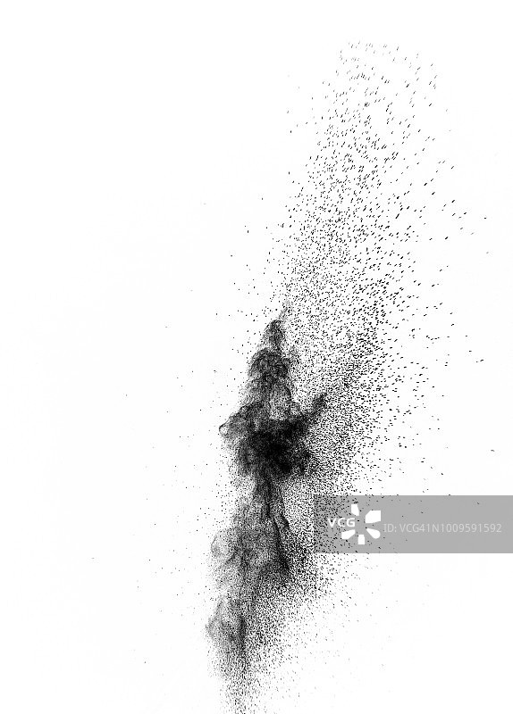 在白色的背景上，一团灰色和黑色的粉末颗粒撞击爆炸。图片素材
