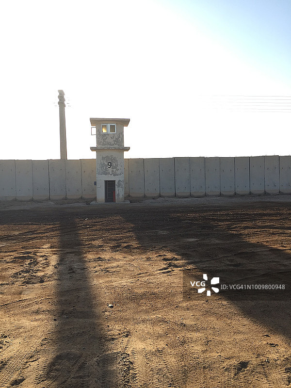 一个被t墙和瞭望塔保护的基地营地内的景象。图片素材