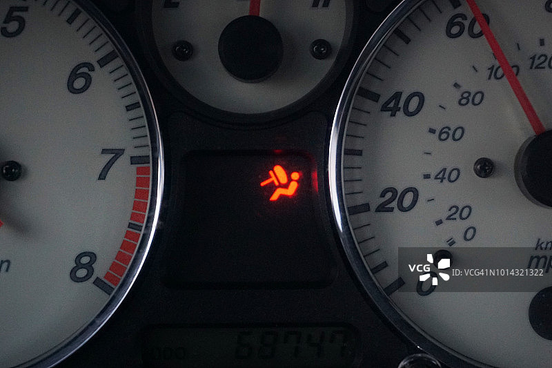 汽车仪表盘上显示的检查安全气囊的照明灯图片素材