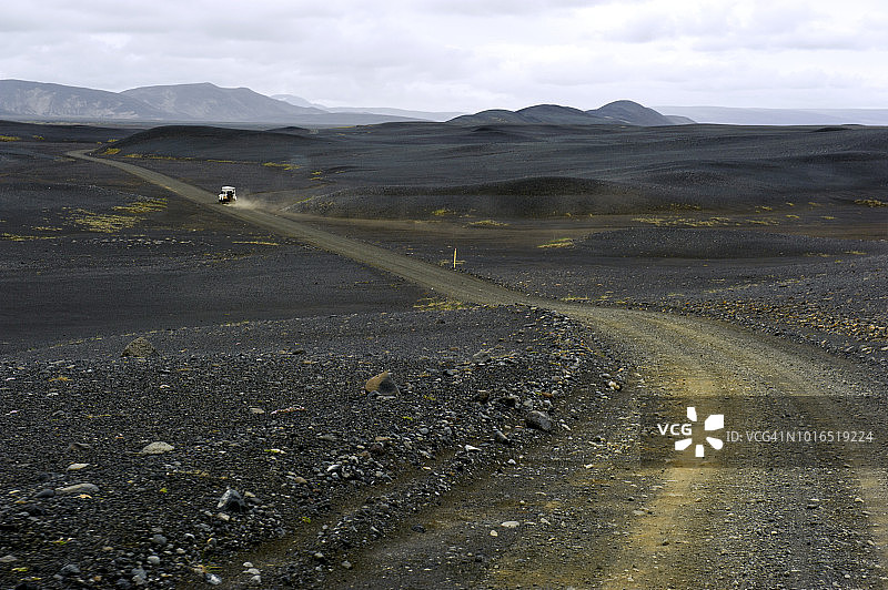 一辆四轮驱动的汽车行驶在通往冰岛Askja的f902砾石路上图片素材