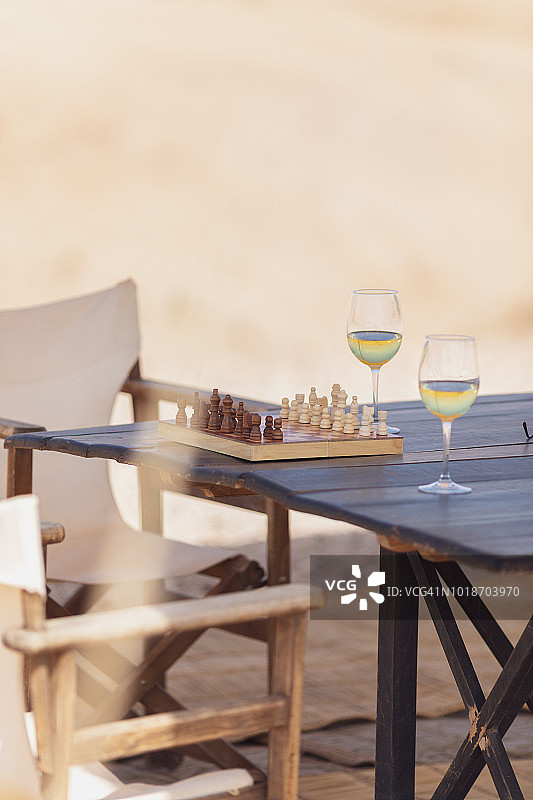 桌上摆着棋盘和酒杯。Marrakesh-Safi、摩洛哥马拉喀什。图片素材