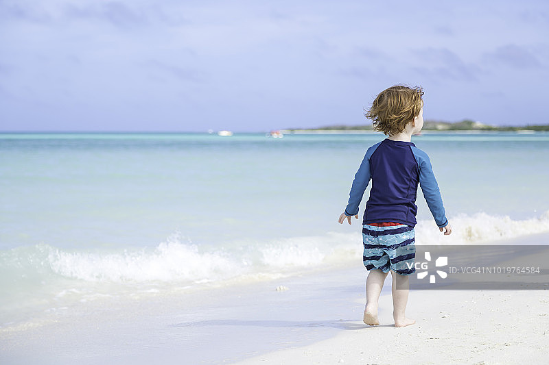 在古巴卡约可可热带海滩上散步和跑步的小男孩图片素材