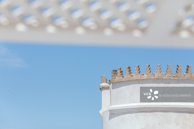 特写摩洛哥风格的尖塔对抗清澈的蓝天。Marrakesh-Safi、摩洛哥马拉喀什。图片素材
