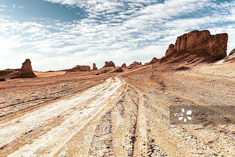 轮胎在沙漠中留下痕迹图片素材