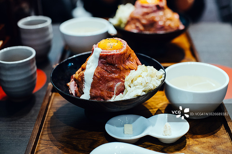 日本料理，牛肉糯米饭，蛋黄，味噌汤和绿茶新鲜上桌图片素材