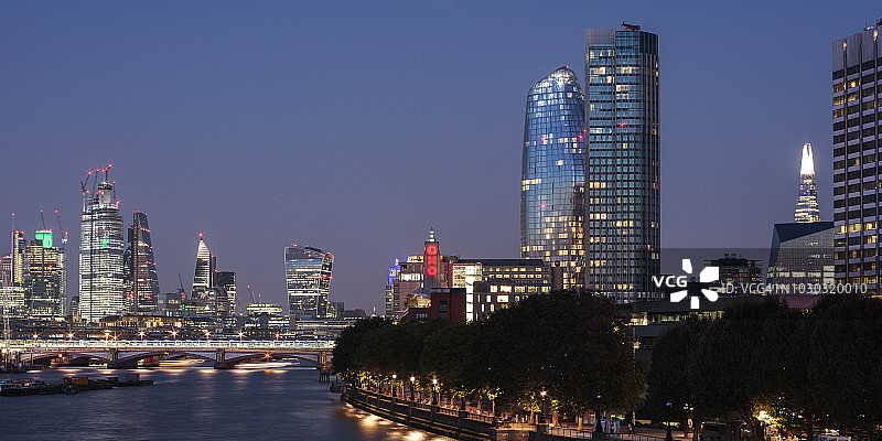 现代伦敦建筑和横跨泰晤士河的城市天际线图片素材