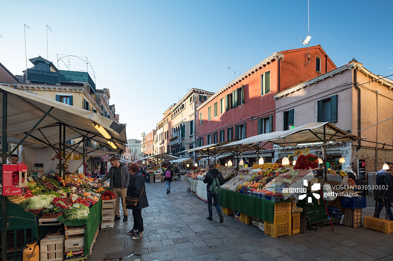 意大利威尼斯的新鲜水果和蔬菜市场图片素材