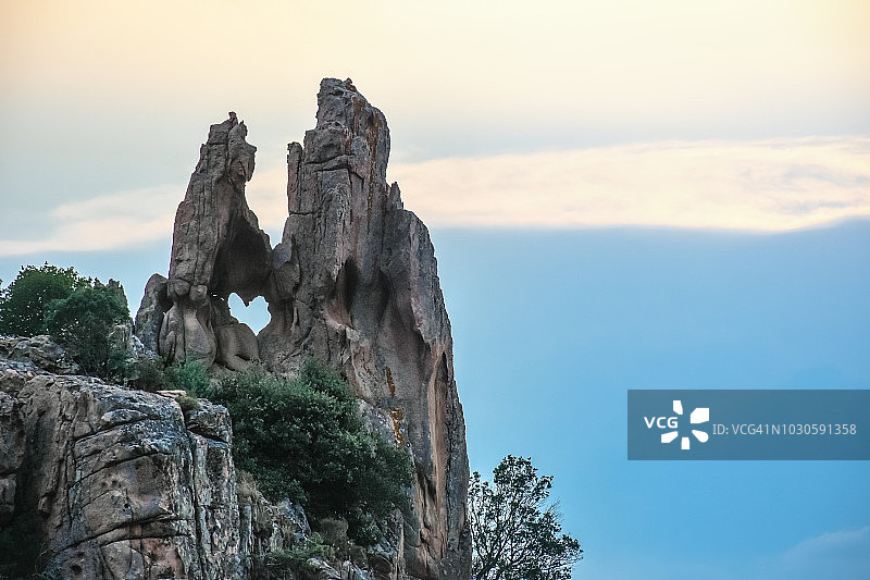 法国科西嘉Calanches de Piana的天然心形岩石裂缝，联合国教科文组织遗产图片素材