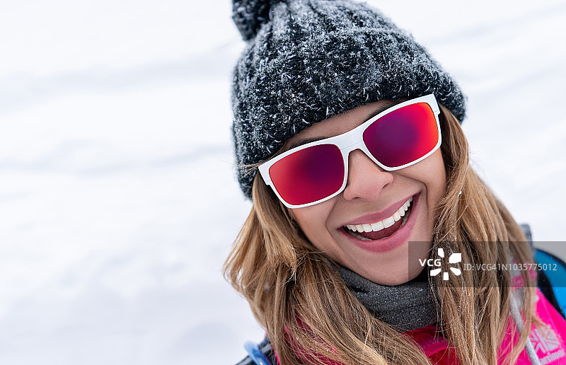 在雪山里徒步旅行的快乐女人图片素材