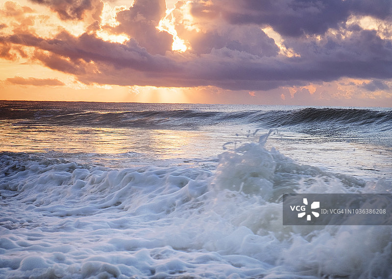 在南卡罗莱纳默特尔海滩，海面泡沫对抗戏剧性的日出图片素材